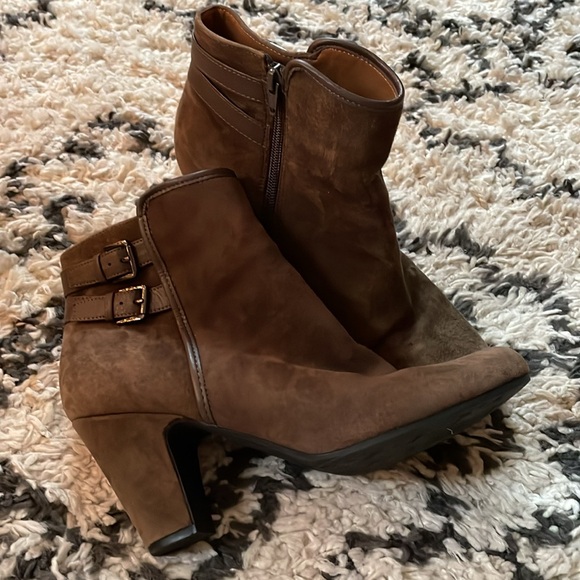 Soft size 10 brown suede bootie - Picture 3 of 7